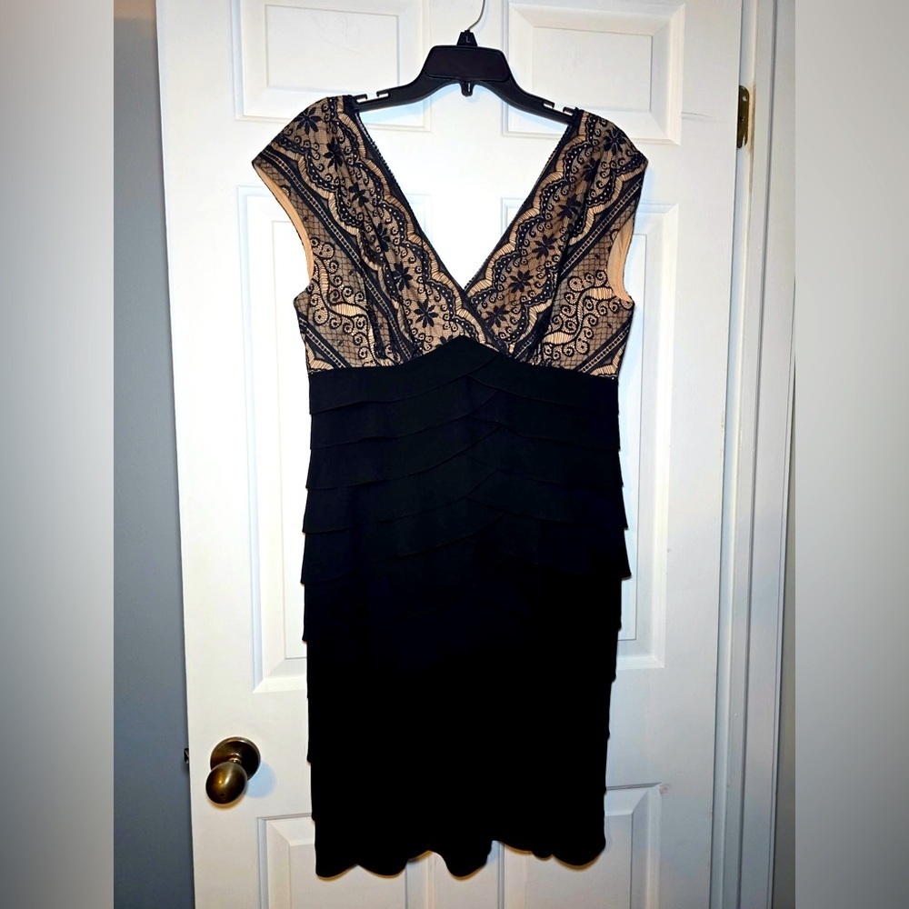 Adrianna Papell Black Lace V Neck Cross Cross Dress Sz 14 EUC Sheath Classic